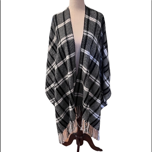 Sweaters - Black & White Checkered Open Poncho